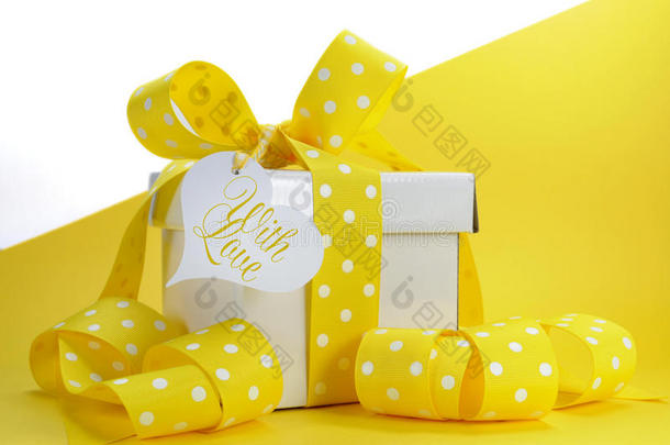 黄色主题礼品盒，带有黄色圆点缎带和白色复印空间