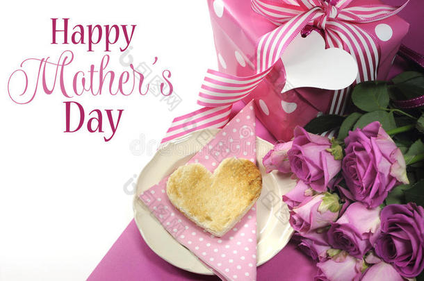 粉红色主题早餐，心形吐司、玫瑰和圆点礼物，母亲节快乐示例文本
