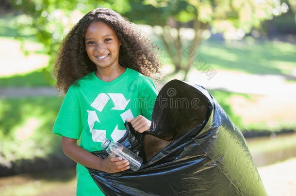 年轻的<strong>环保活动</strong>家对着镜头笑着捡垃圾