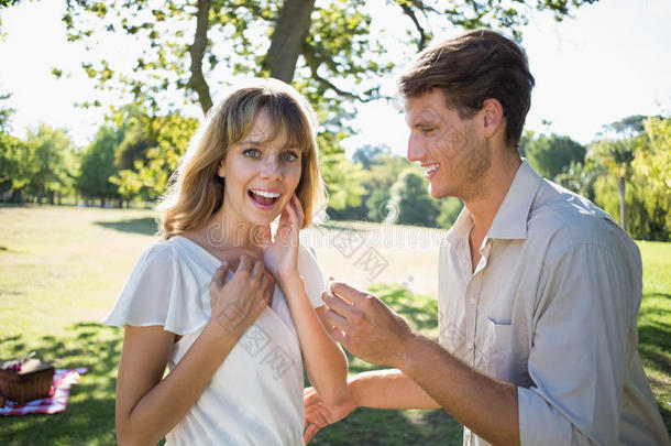 一个男人在公园里<strong>求婚</strong>，让他的女朋友大吃一惊