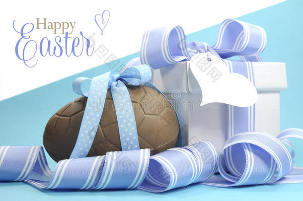 <strong>蓝色主题</strong>复活节快乐巧克力彩蛋和条纹丝带礼品盒