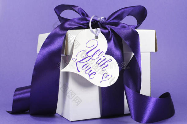 精美的紫色和白色礼物，带豪华丝带