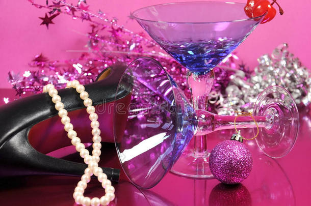 粉色主题新年快乐派对，派对后配有复古蓝色马提尼鸡尾酒杯和除夕装饰
