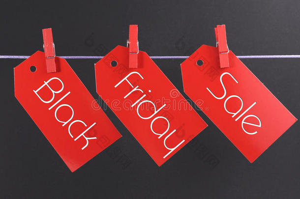 黑色星期五购物销售概念，红色<strong>售<strong>票</strong></strong>标签上写着信息