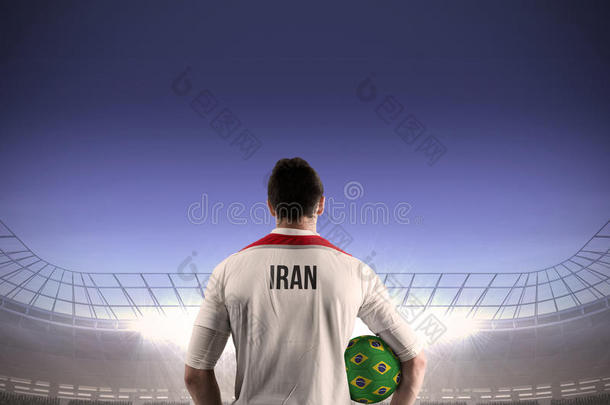 伊朗足球运动员持球