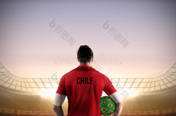 智利足球运动员持球