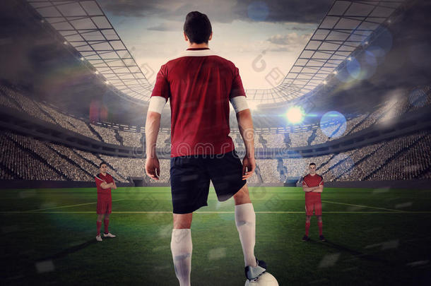 穿着红色衣服的足球运动员，球面对对手