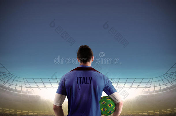 意大利足球运动员持球