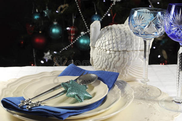 圣诞树前摆放圣诞桌，配<strong>蓝色主题</strong>水晶酒杯杯