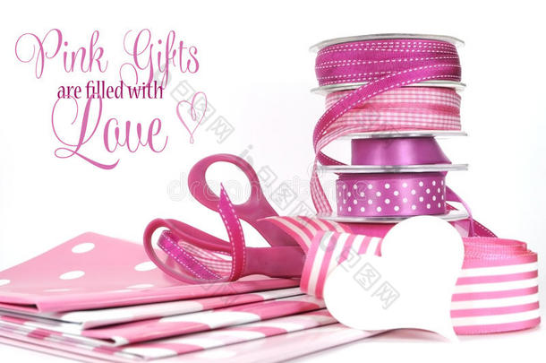 粉红色的礼物充满了爱，用圆点和平纹丝带、剪刀和包装纸打招呼