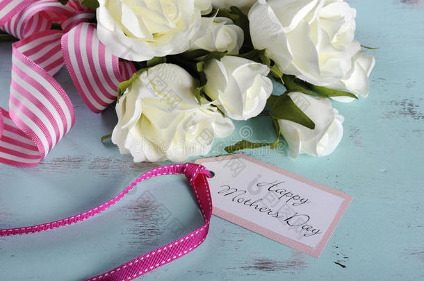 母亲节快乐礼物白色玫瑰束粉色条纹丝带和礼品标签