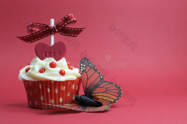 红色背景上有爱心蝴蝶的红色主题纸杯蛋糕