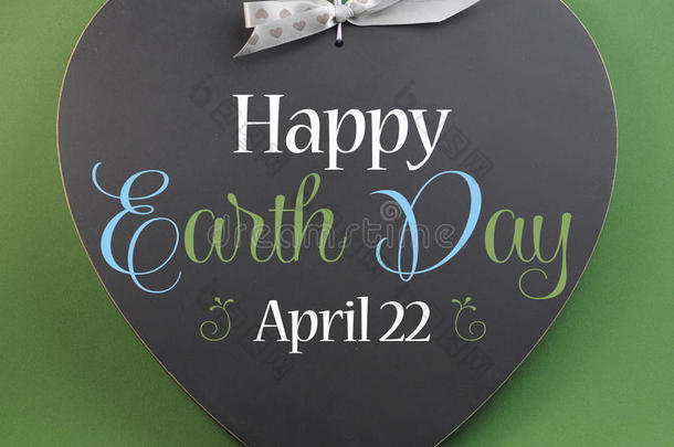 地球日快乐4月22日，在心形黑板上留言问候