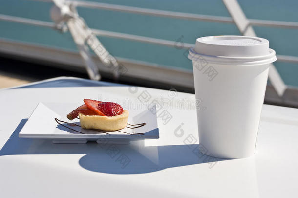 阿拉<strong>斯</strong>加-在甲板上享用草莓小馅饼和热饮料