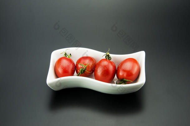长方形盘子里的小西红柿
