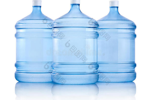 三大瓶白底隔离的水