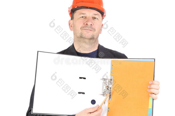 戴红色头盔的男子展示打开的文件夹。