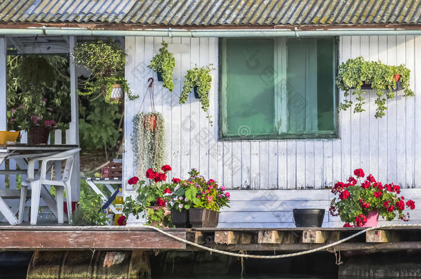 萨瓦河上古老的木制白漆木筏小屋