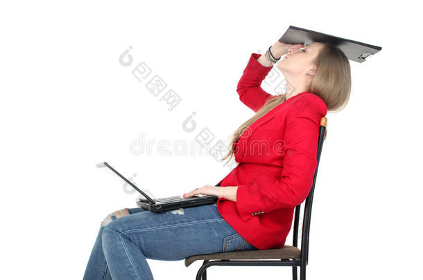 <strong>辛苦</strong>工作后，女人在电脑上放松