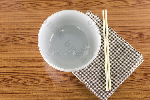 白碗筷子配餐巾