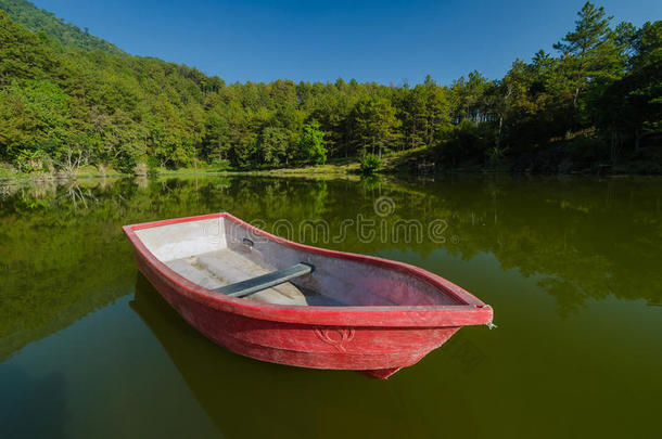 湖中的<strong>红船</strong>与倒影