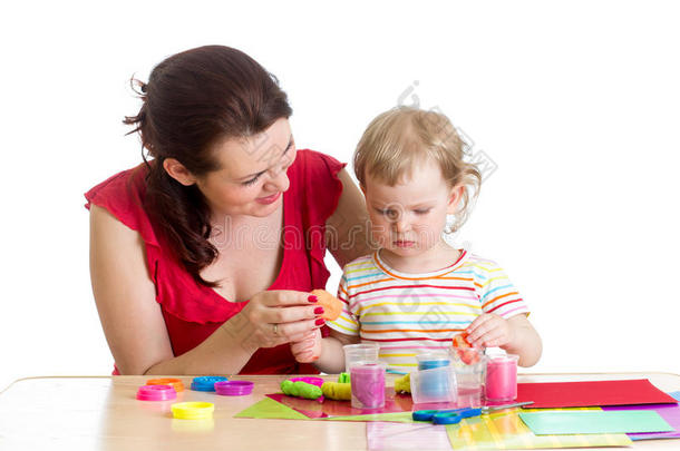 小女孩和妈妈在玩彩色粘土玩具