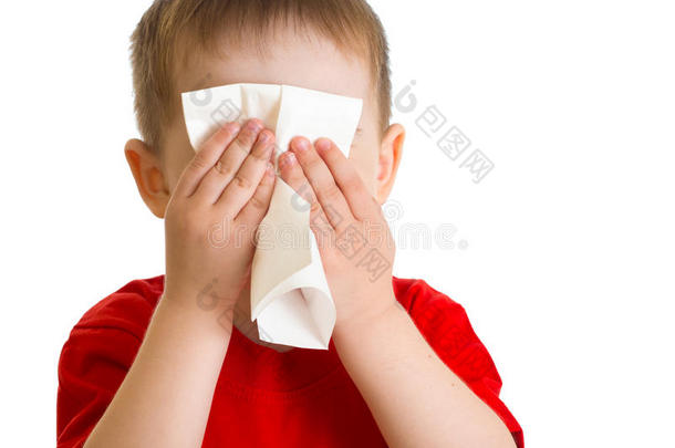 小孩用纸巾擦鼻子