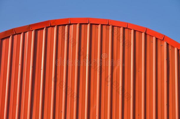 橙色弧形屋顶。