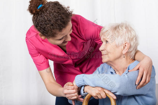 照顾老年妇女的护士