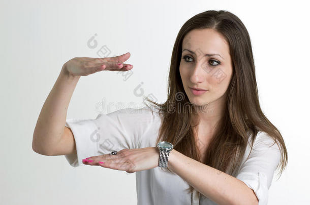 严肃的女人正在展示一个<strong>尺码</strong>，双手分开放在白色ba上