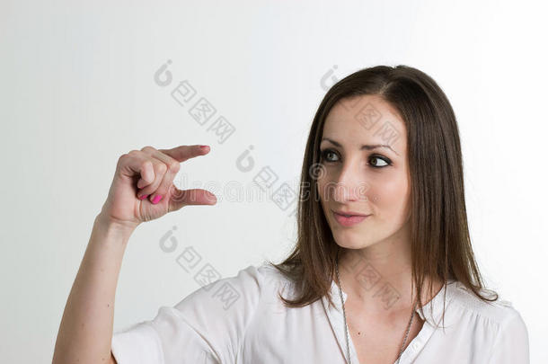 严肃的女人正在展示一个手指被隔离在白色上的<strong>尺码</strong>