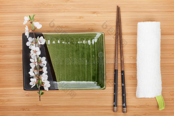 空盘子，筷子和樱花枝
