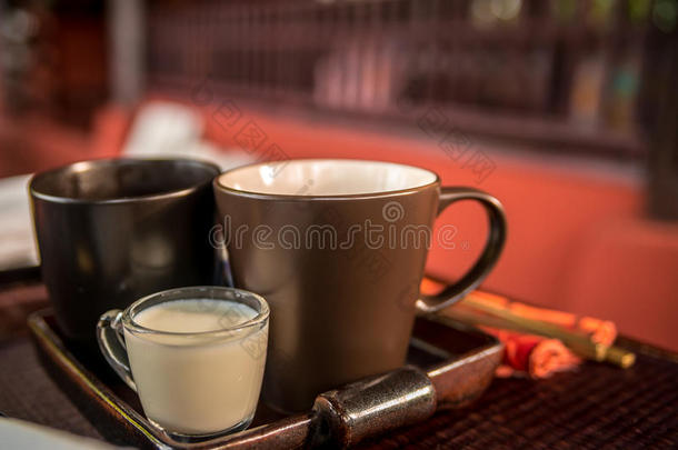 木桌边的一杯奶茶