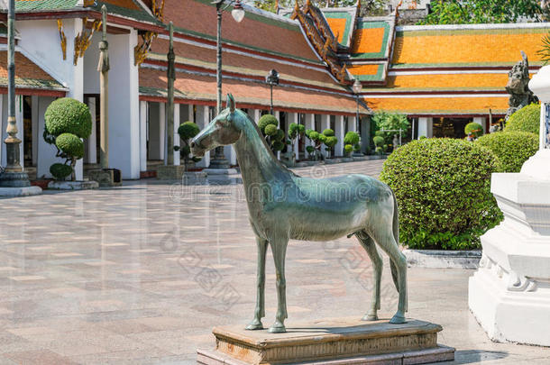 <strong>泰国</strong>曼谷的大秋千皇家<strong>庙宇</strong>，水苏塔的马雕像。