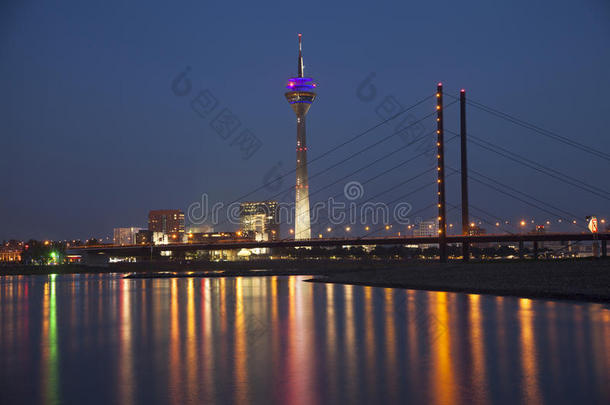 杜塞尔多夫与莱茵图姆塔夜景