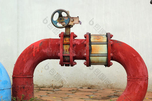 带阀门的红色生锈金属工业水管。