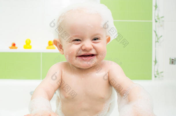 快乐宝宝在浴室洗澡