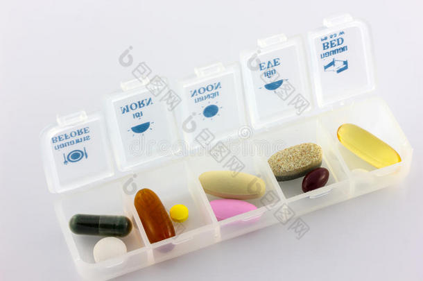 医疗保健，各种颜色的药丸和胶囊与药盒隔离