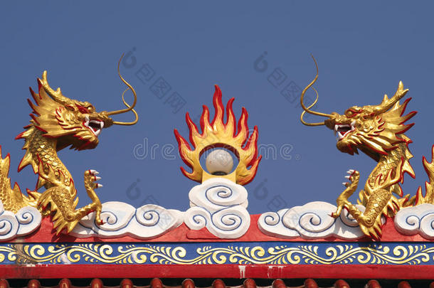 泰国一座寺庙屋顶上的两<strong>尊中国</strong>龙雕塑