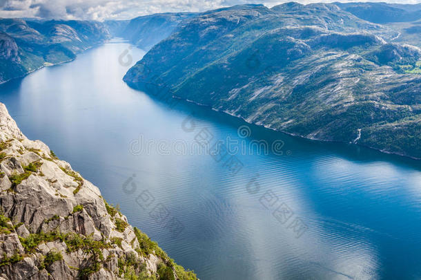 preikestolen，lysefjorden（挪威）的<strong>讲坛</strong>岩石。一个著名的t