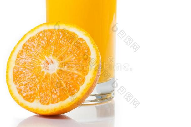 近半杯橙汁的详细信息，带文字空间