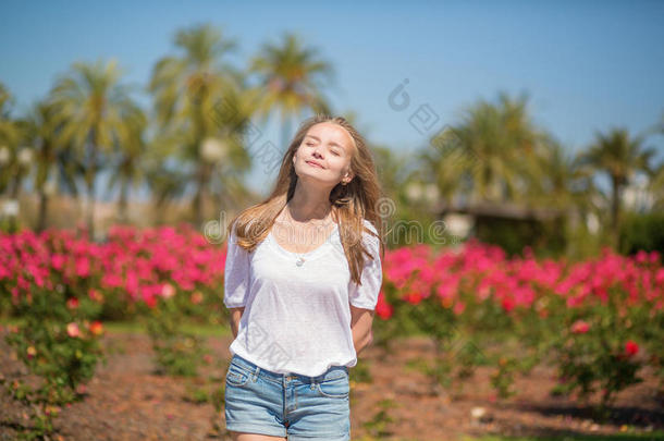 年轻漂亮的女孩在戛纳享受阳光