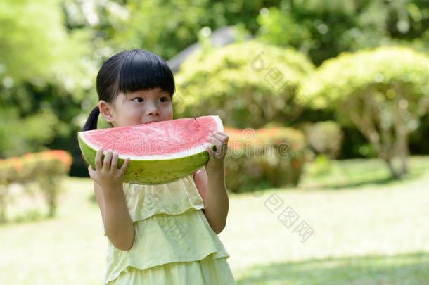 吃西瓜的小孩