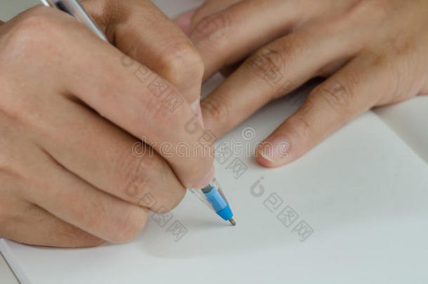 一个女人在日记里画画的特写镜头