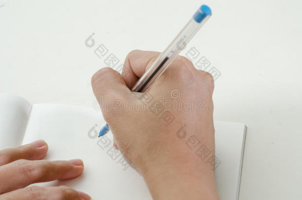 一个女人在日记里画画的特写镜头