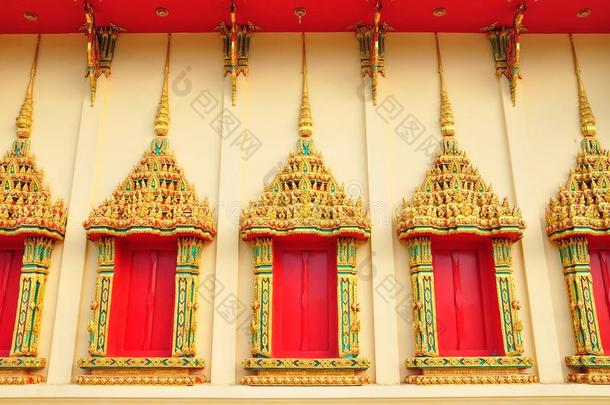 泰国曼谷泰国寺庙的古代金雕木门