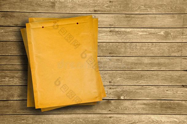 木制桌面上的黄色文件信封