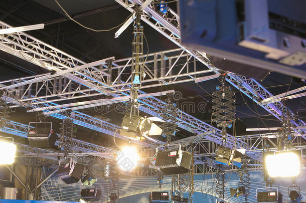 电视演播室灯光设备，聚光灯<strong>桁架</strong>，电缆，麦克风