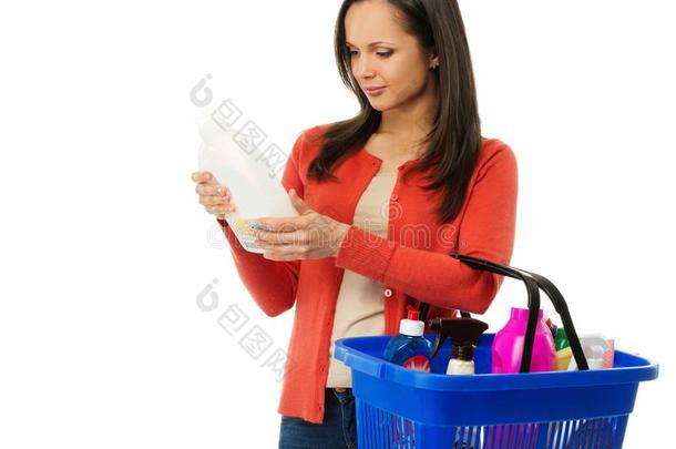 满满一篮子洗面奶的女人