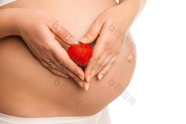 孕妇手持白色心形符号